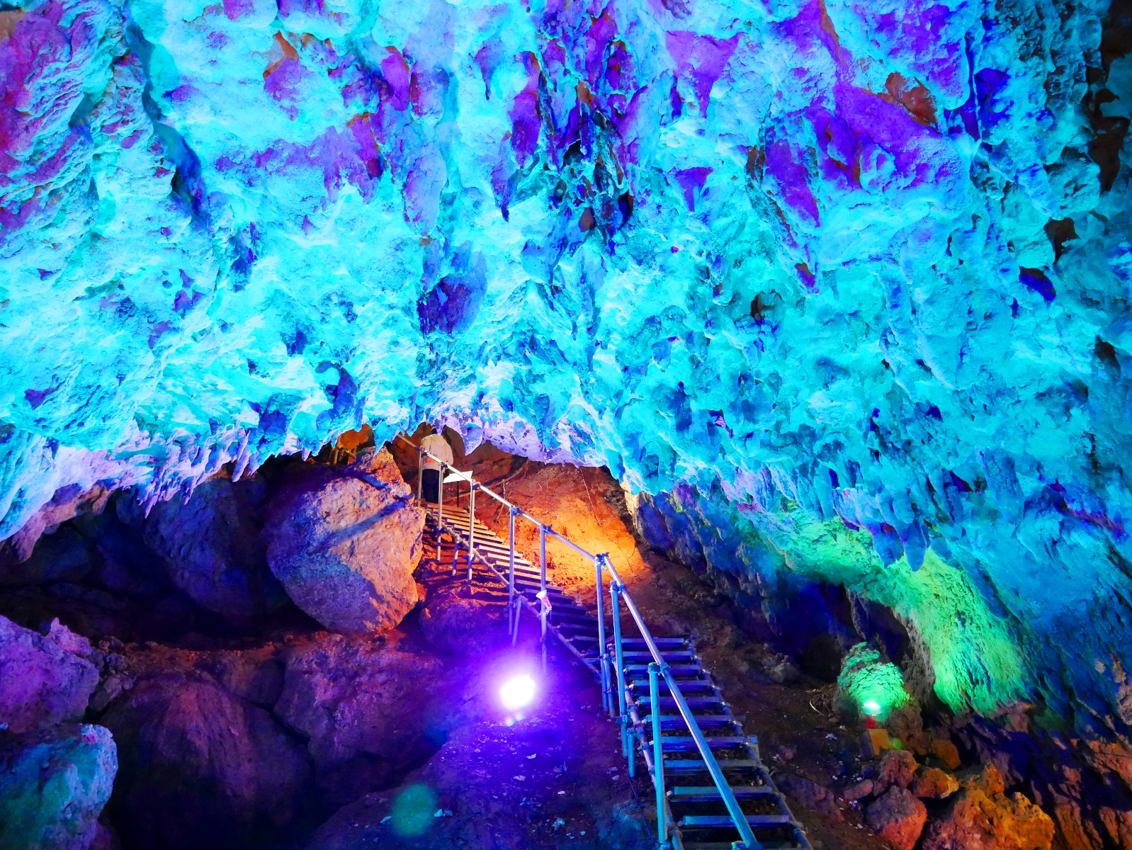 沖繩景點| 沖繩秘境能量景點、中部最大級、全長200公尺的鐘乳石洞，能